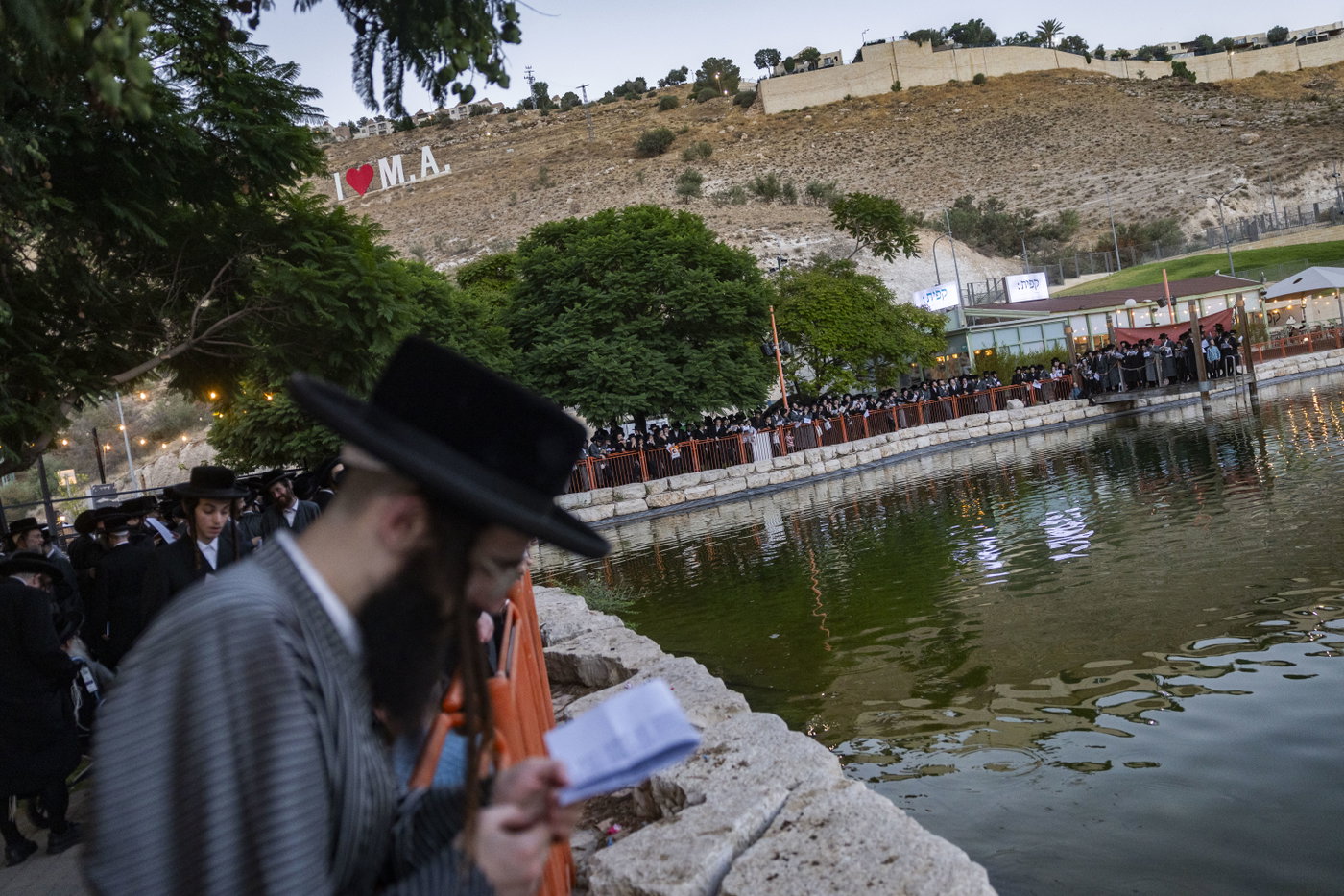 האדמו"ר מתולדות אברהם יצחק בתשליך