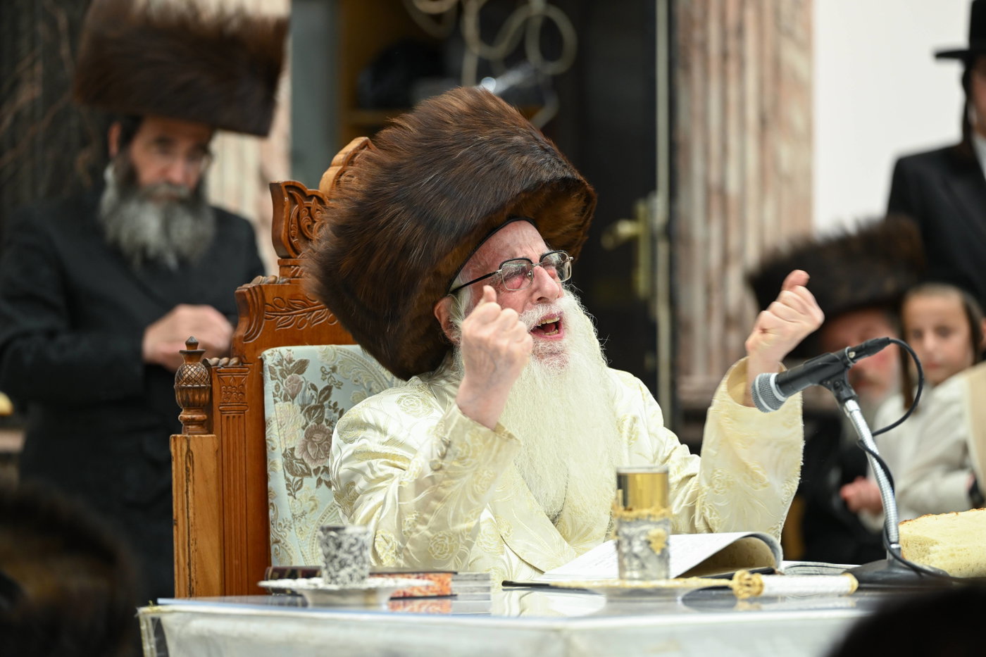 האדמו"ר מצאנז בטיש ערב יום כיפור