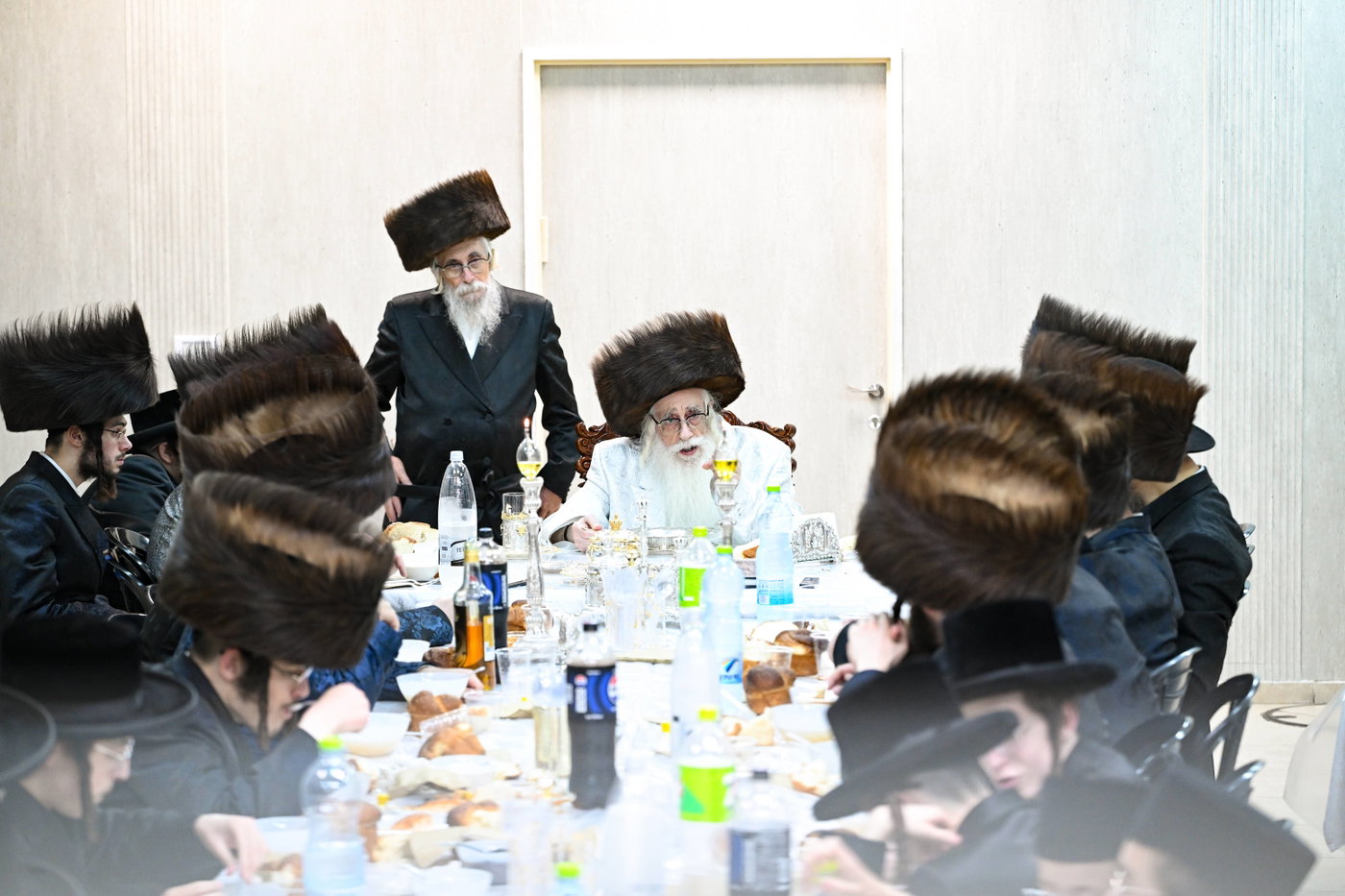 האדמו"ר מצאנז בטיש מוצאי יום כיפור