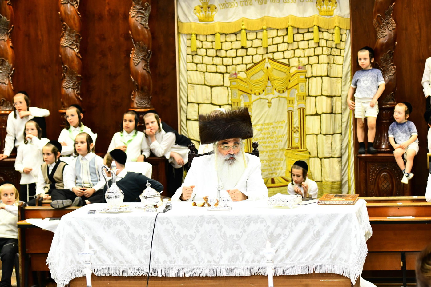 מוצאי יום כיפור בחצה"ק דושינסקיא