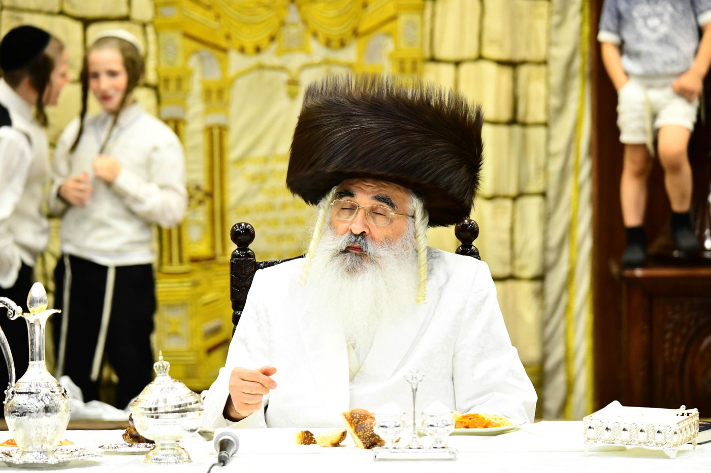 מוצאי יום כיפור בחצה"ק דושינסקיא