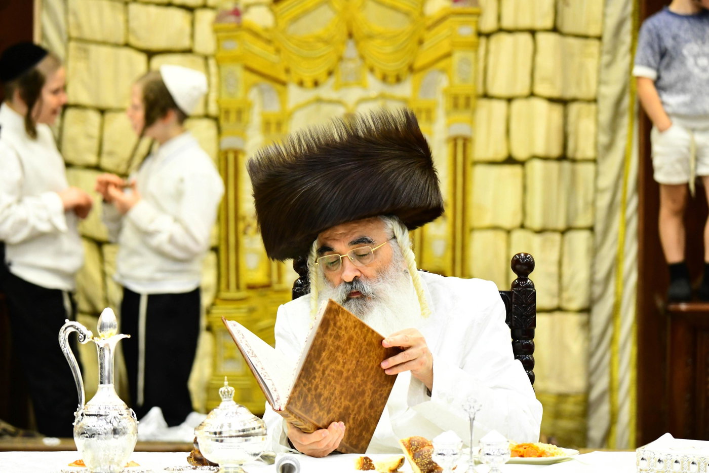 מוצאי יום כיפור בחצה"ק דושינסקיא