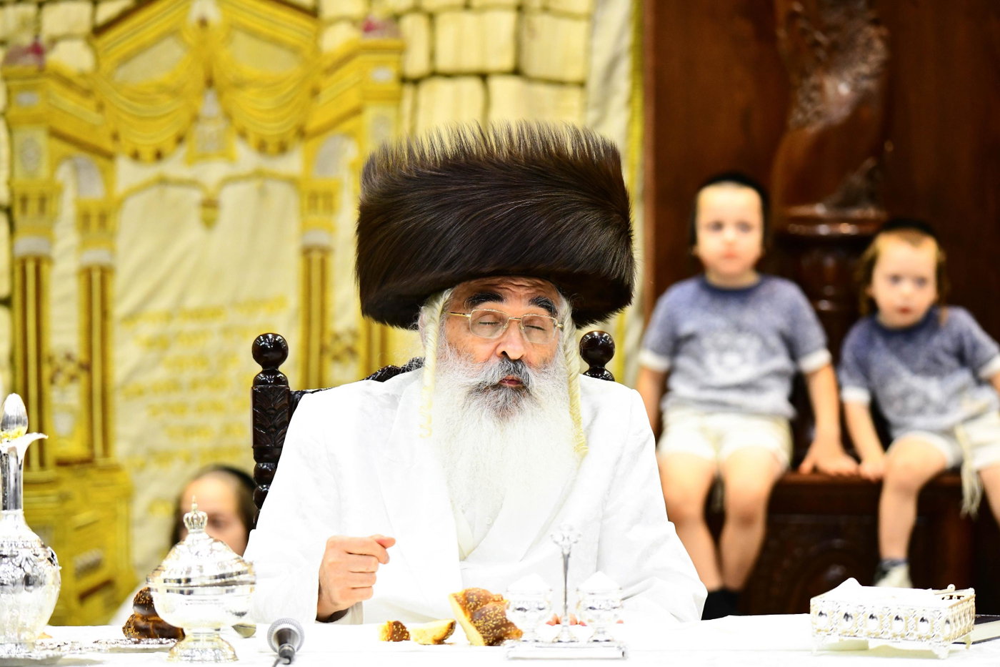 מוצאי יום כיפור בחצה"ק דושינסקיא