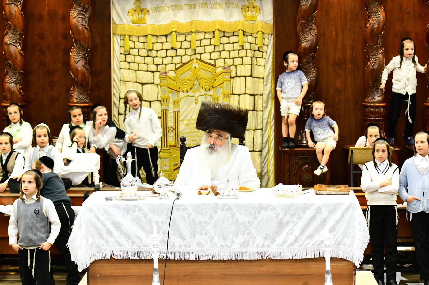 מוצאי יום כיפור בחצה"ק דושינסקיא