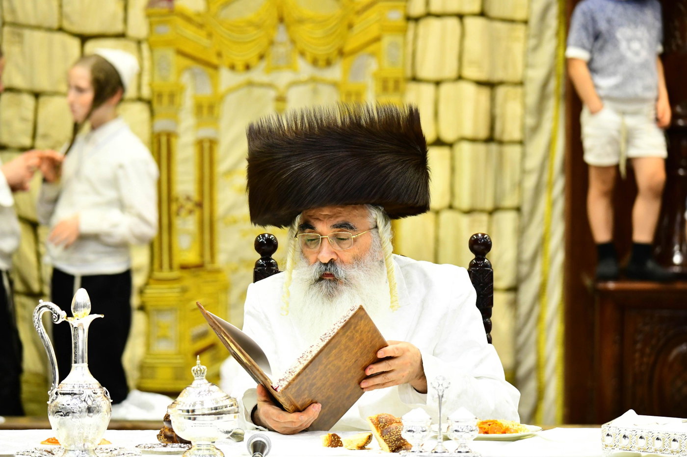מוצאי יום כיפור בחצה"ק דושינסקיא