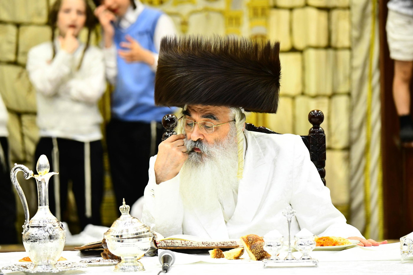 מוצאי יום כיפור בחצה"ק דושינסקיא