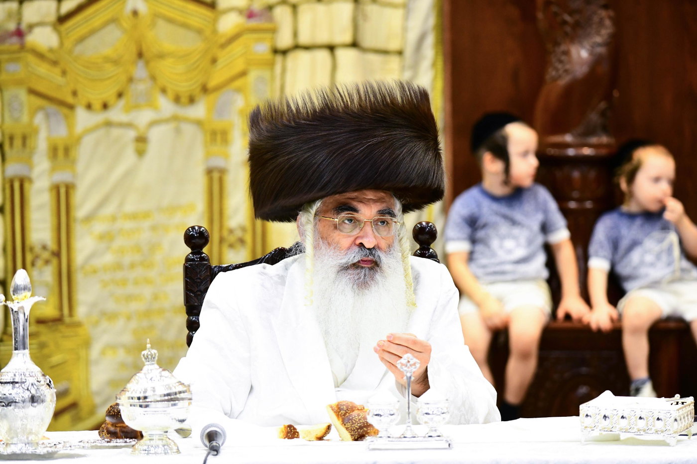 מוצאי יום כיפור בחצה"ק דושינסקיא