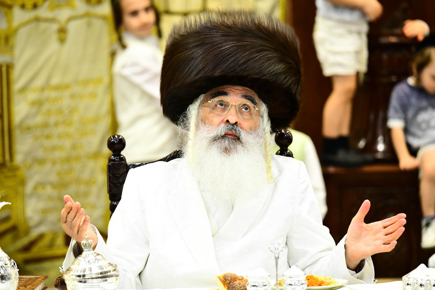 מוצאי יום כיפור בחצה"ק דושינסקיא