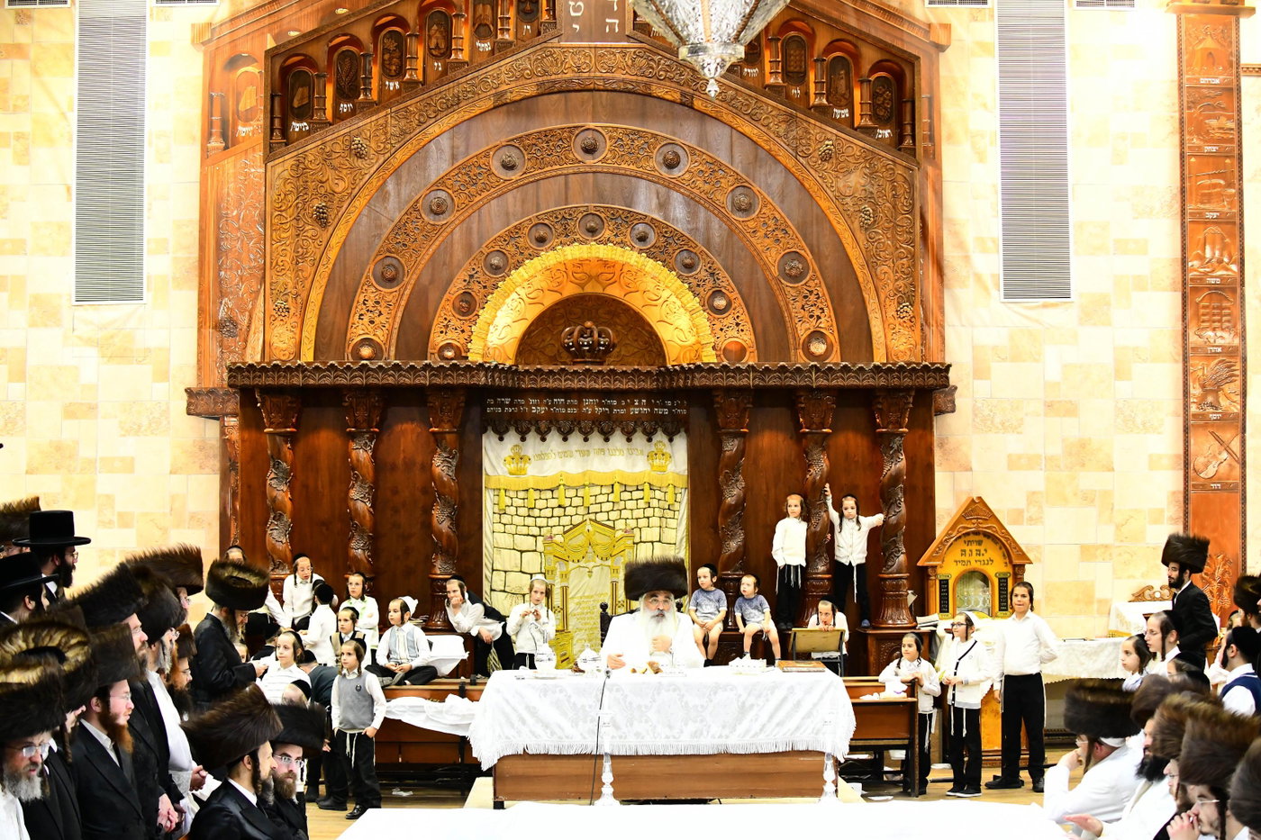 מוצאי יום כיפור בחצה"ק דושינסקיא