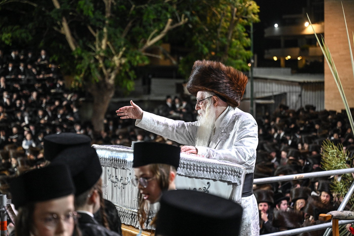 האדמו"ר מצאנז בקידוש לבנה במוצאי יום כיפור