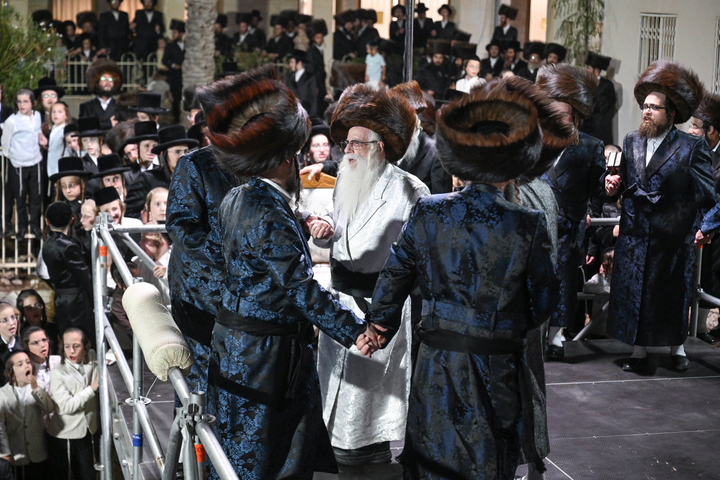 האדמו"ר מצאנז בקידוש לבנה במוצאי יום כיפור