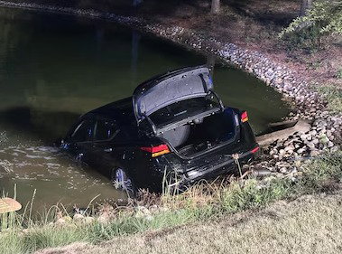ליד הריכוז החרדי: קפץ למים - וחילץ נהג בן 86 שרכבו שקע בתוך המים