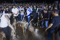 מסע הלוויה, הלילה