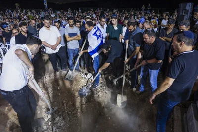 מסע הלוויה, הלילה