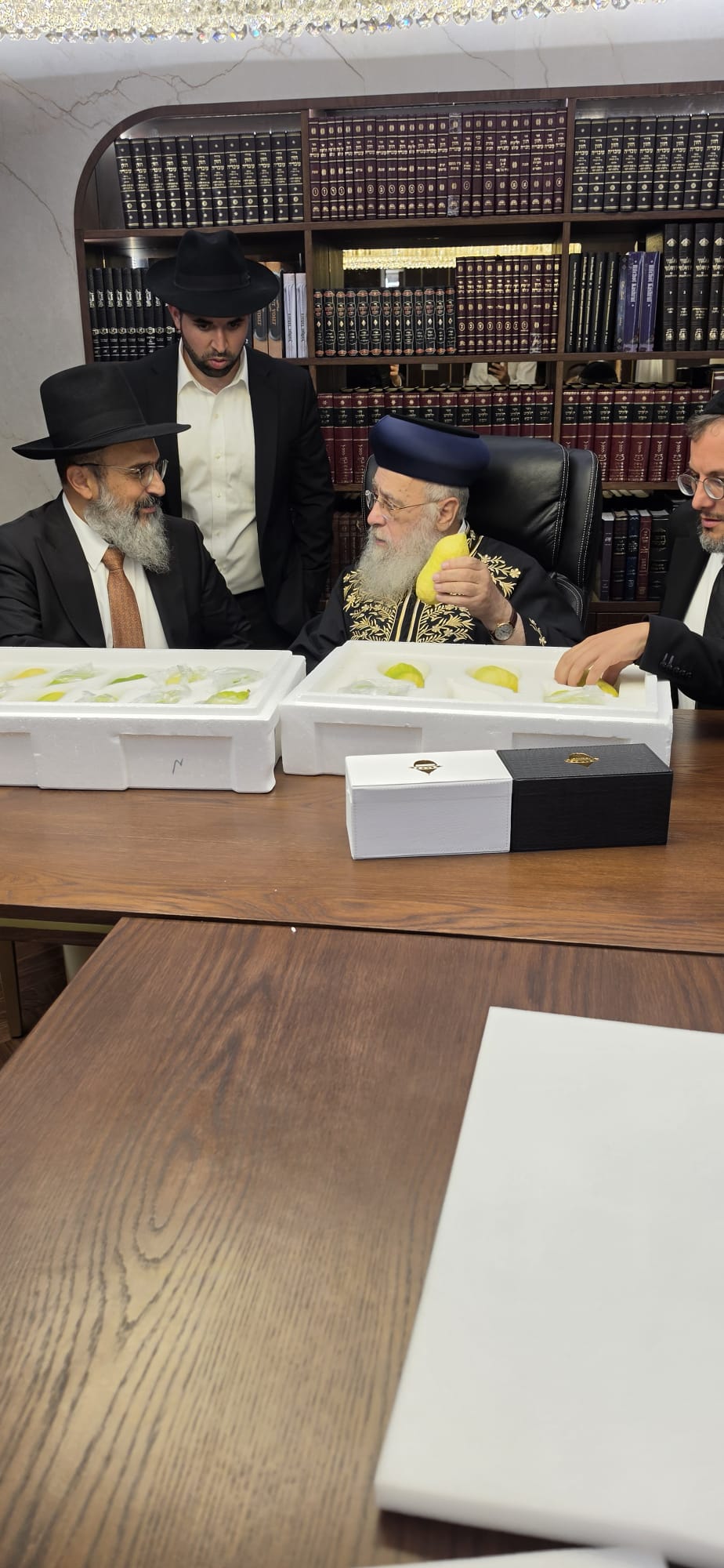 הראשל"צ הגר"י יוסף בבדיקת אתרוגים