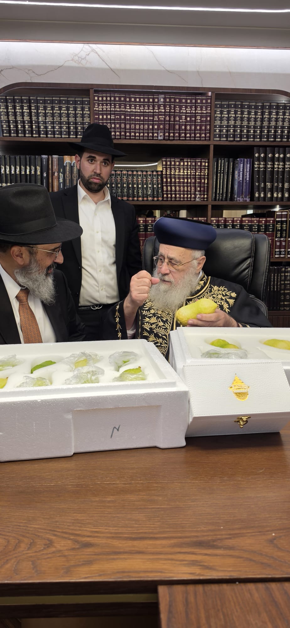 הראשל"צ הגר"י יוסף בבדיקת אתרוגים
