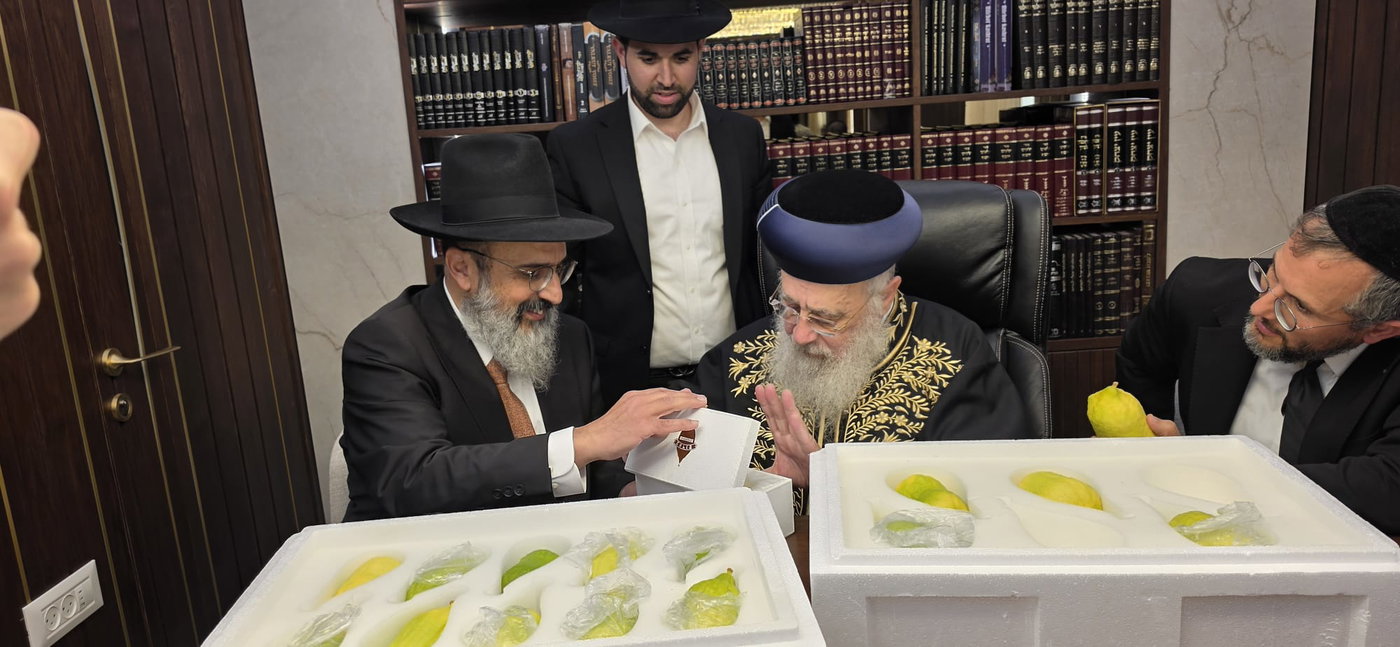 הראשל"צ הגר"י יוסף בבדיקת אתרוגים