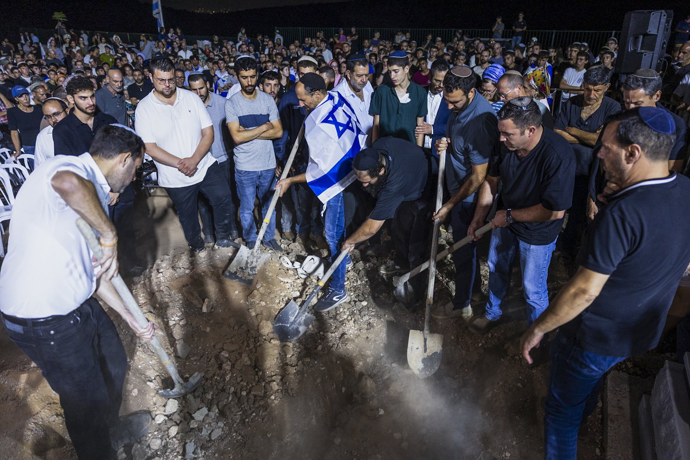 מסע הלוויה, הלילה