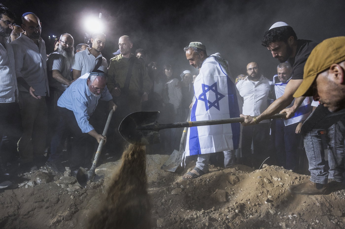 מסע הלוויה, הלילה