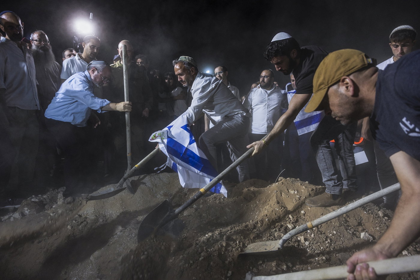 מסע הלוויה, הלילה