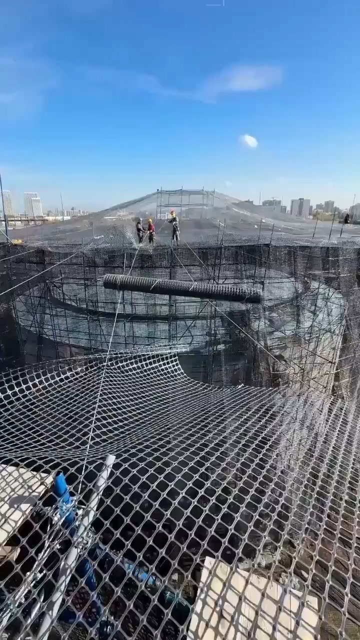 פאניקה בעורף הרוסי: המבצר המוזר שצמח בלב מתקני הזיקוק