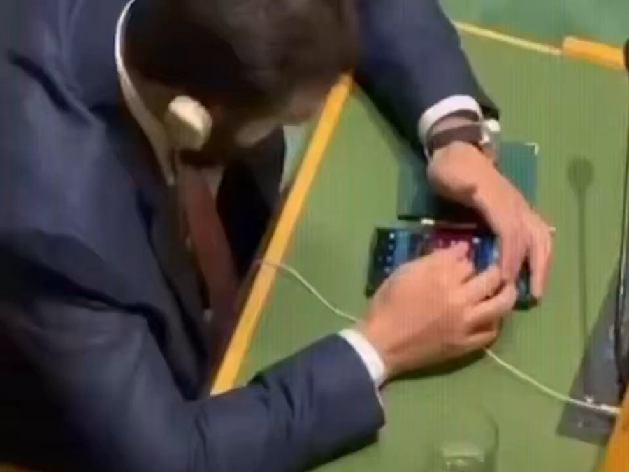 גולש בכיכר השבת? נשיא סוריה במהלך הנאום של ארדואן