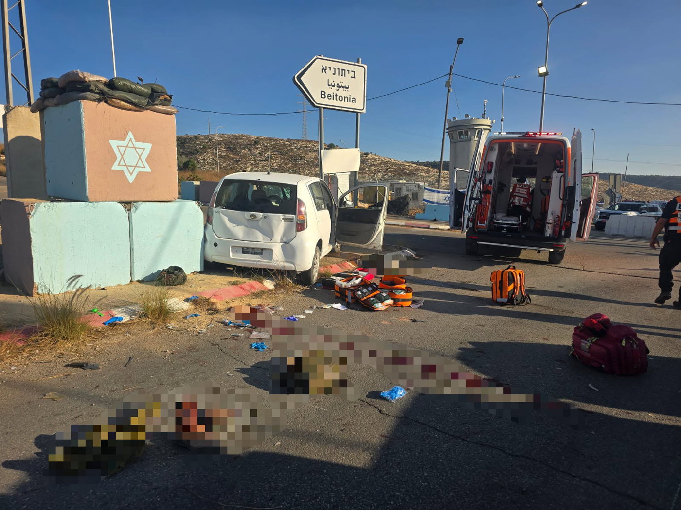 פצוע אנוש בפיגוע טרור במחסום בכביש 443: המחבל דהר ברכבו לתוך עמדת השמירה - וחוסל 