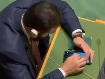 נתפס על חם: נשיא סוריה נצפה גולל בטיקטוק במהלך העצרת הכללית | צפו