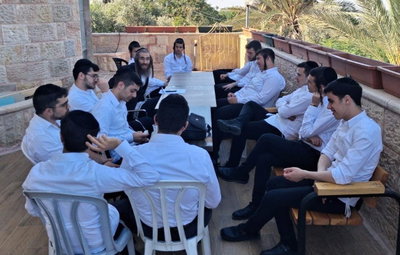 הבחורים של המתיבתא לא רק צופים על העולם הזה מלמעלה, הם מתכוננים לרדת אליו, להשתלב בו.