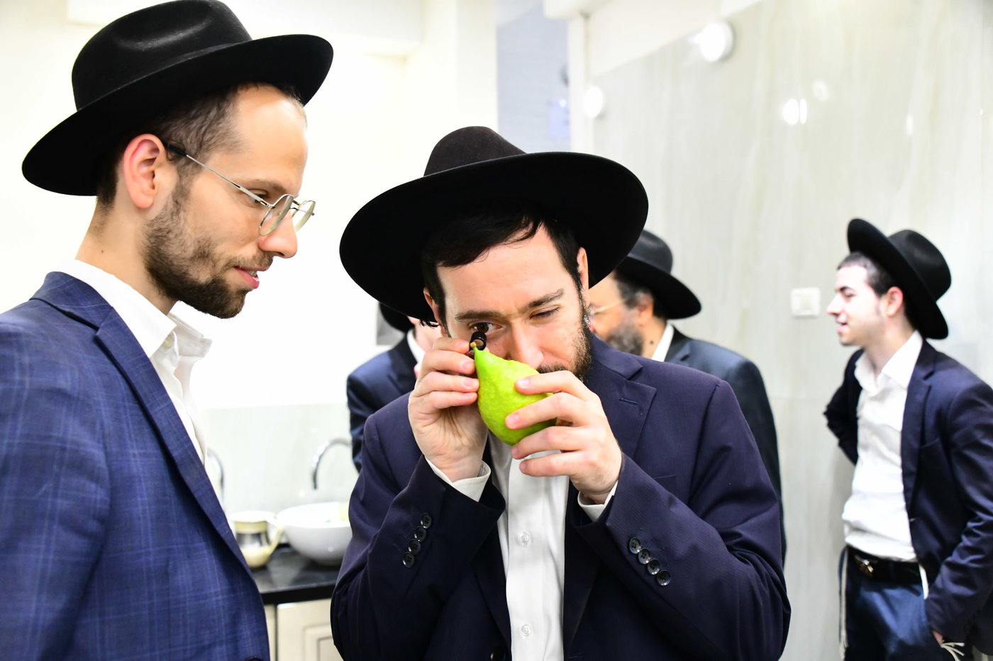 אווירת ערב חג הסוכות בבני ברק