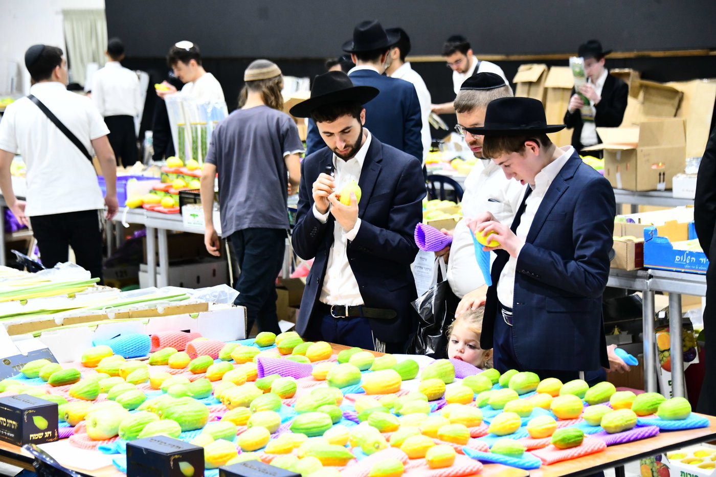 אווירת ערב חג הסוכות בבני ברק