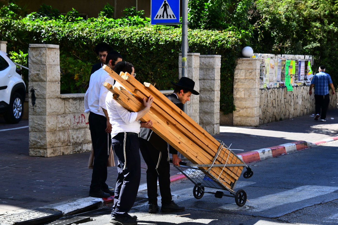 אווירת ערב חג הסוכות בבני ברק