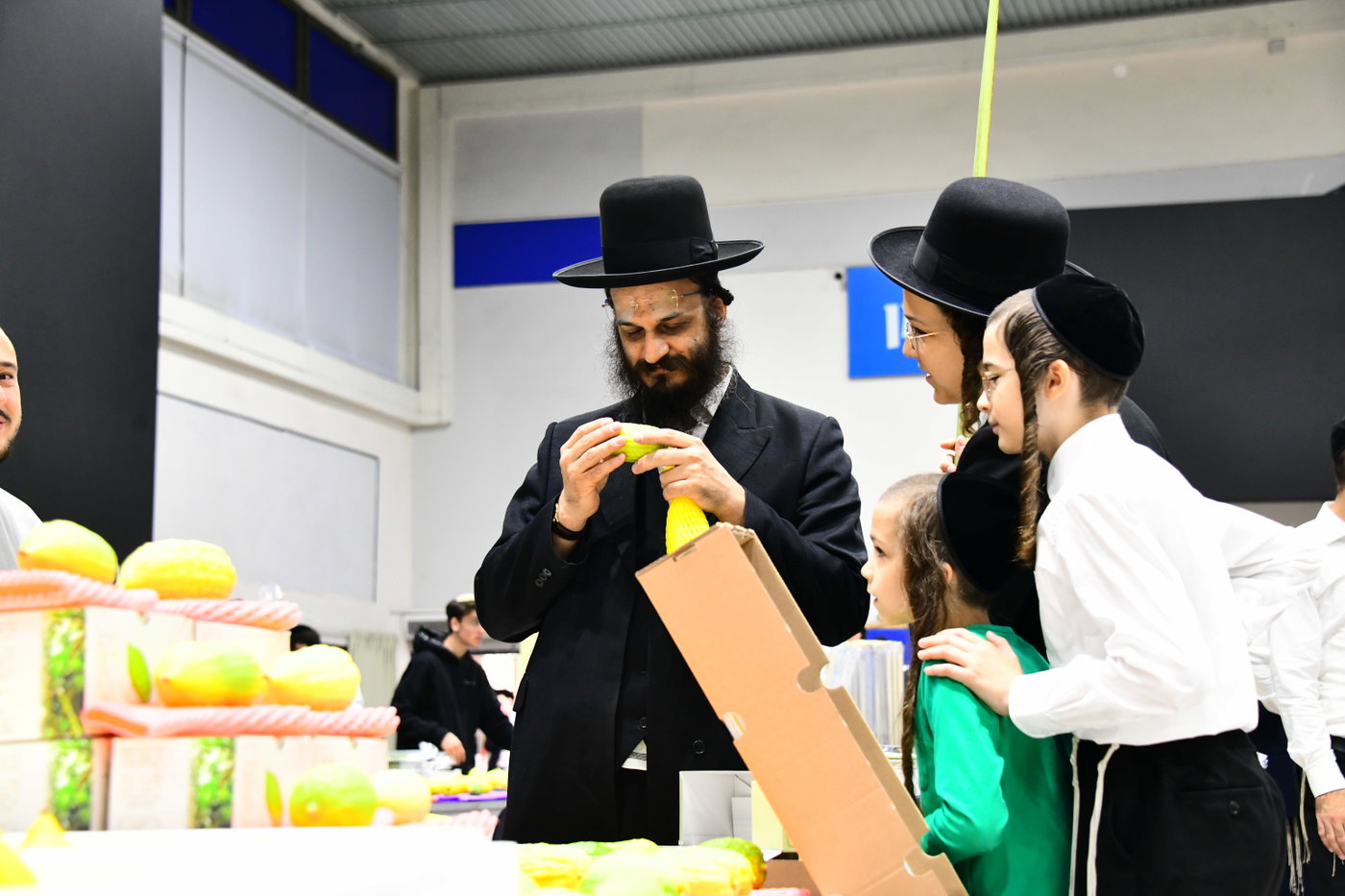 אווירת ערב חג הסוכות בבני ברק
