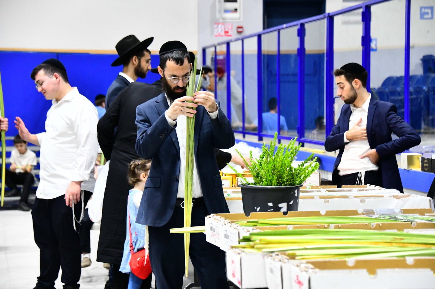 אווירת ערב חג הסוכות בבני ברק