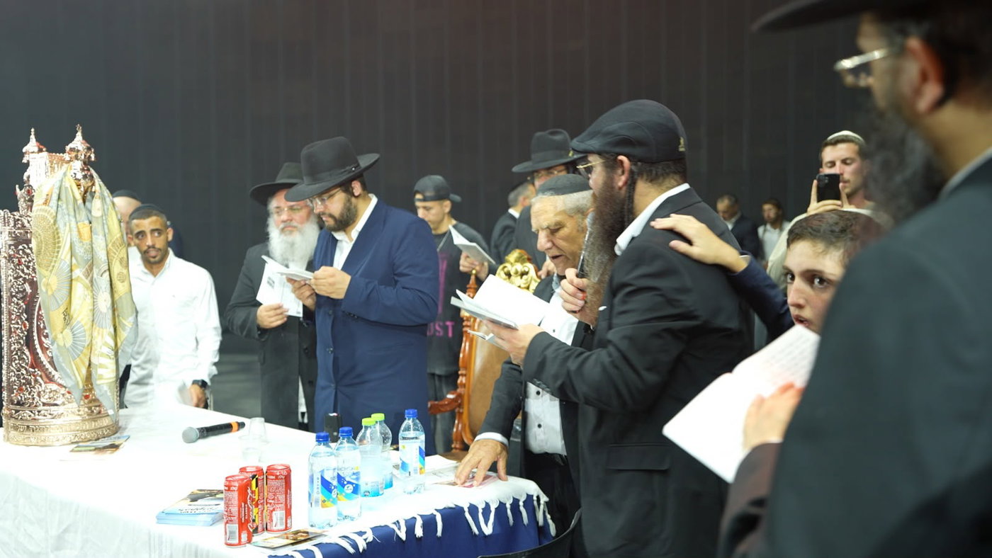 רבבות במעמד הסליחות האחרונות בראשות הגאון הינוקא