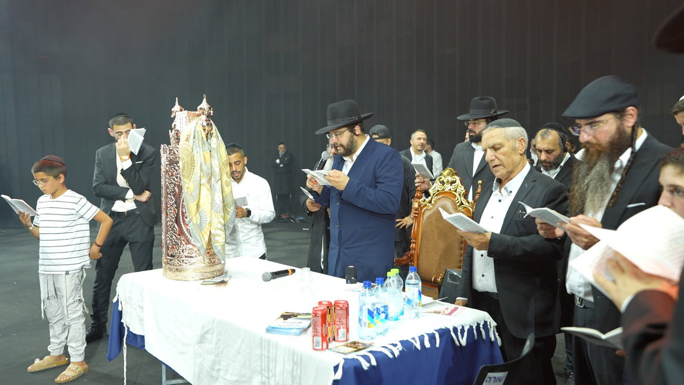 רבבות במעמד הסליחות האחרונות בראשות הגאון הינוקא