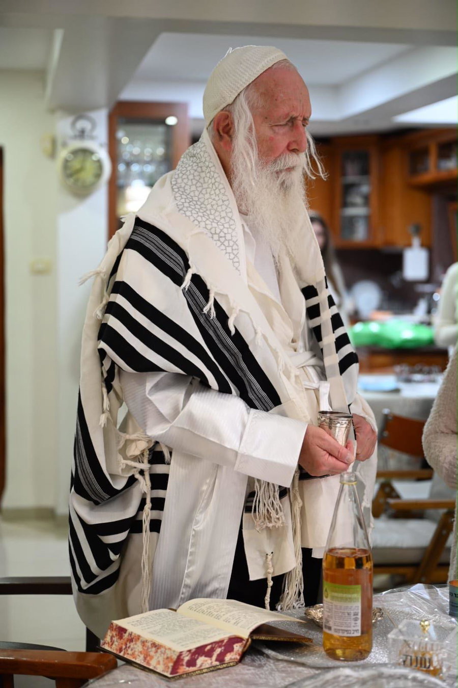 ממשאות החיזוק ועד חלוקת העוגה: הימים הנוראים המרגשים בצילו של הגרי"ד גרוסמן