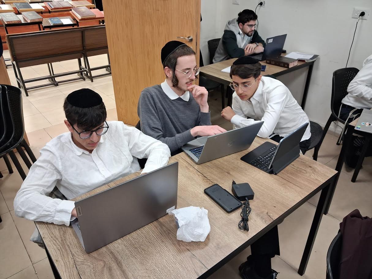 "אתה קם בבוקר לסדרת שיעורים במחשבה ובהשקפה, מעמיק בסוגיה במסכת סוכה עד הצהריים, ואז, במקום לנוח, אתה נוחת אל תוך עולם של משוואות וקוד"