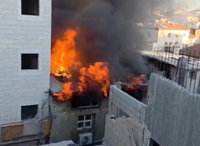 להבות ענק בבניין מגורים במאה שערים; חשד מלכודים בתוך הדירות