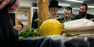 הפשקווילים שהופצו בערים חרדיות - "איראן זה כאן?" והאם "לדפוק בפטיש ב-2 בלילה זו מצווה?" | צפו