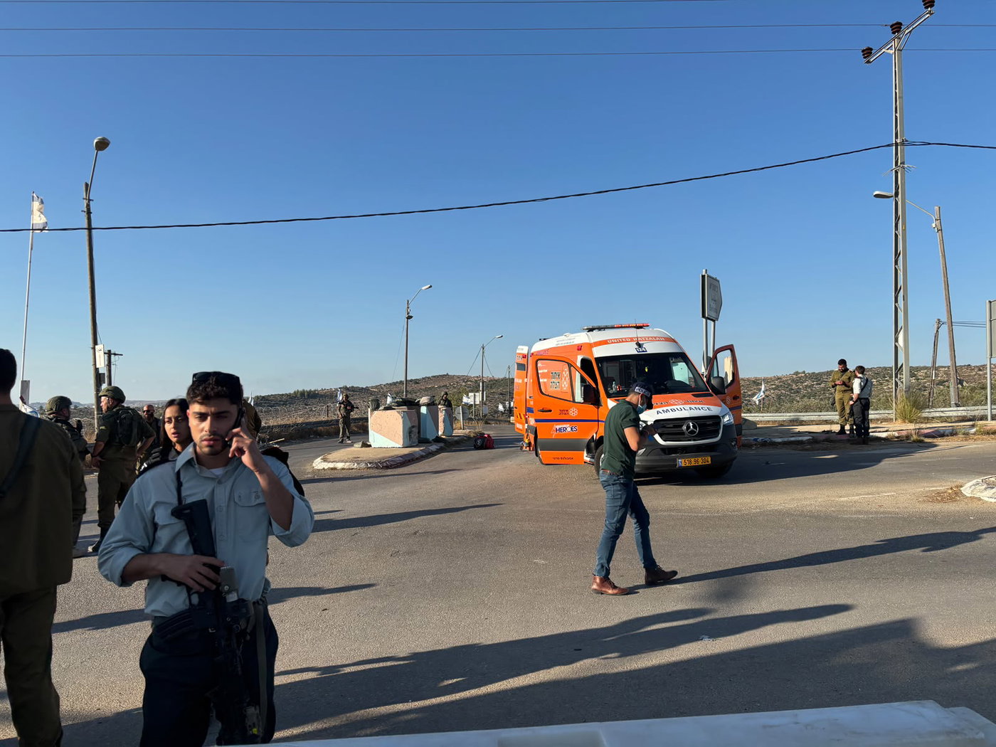 פצוע אנוש בפיגוע טרור במחסום בכביש 443: המחבל דהר ברכבו לתוך עמדת השמירה - וחוסל 