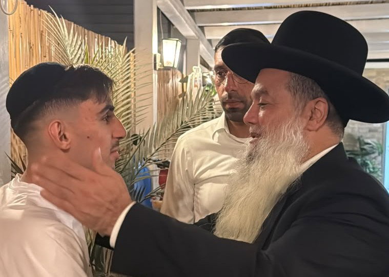 שורד השבי במפגש מרגש עם הרב יגאל כהן: "קיבלתי שמירת נגיעה בזכותך"