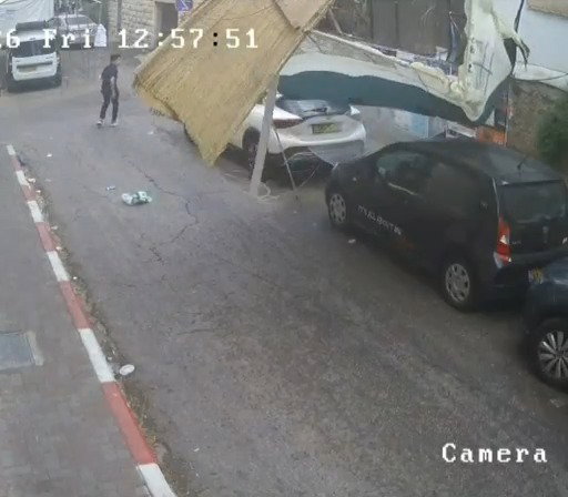 תיעוד דרמטי: הסוכה צנחה מהאוויר - עובר אורח נמלט על נפשו רגע לפני אסון