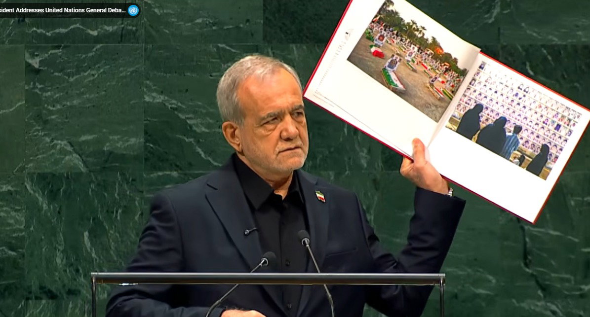 עם תמונת חמינאי: הנאום הסוער של נשיא איראן - והמתקפה על ישראל