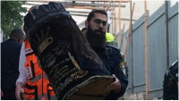 בשריפה המזעזעת במאה שערים: קיצונים בקריאות קשות נגד כוחות חירום