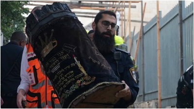 בשריפה המזעזעת במאה שערים: קיצונים בקריאות קשות נגד כוחות חירום