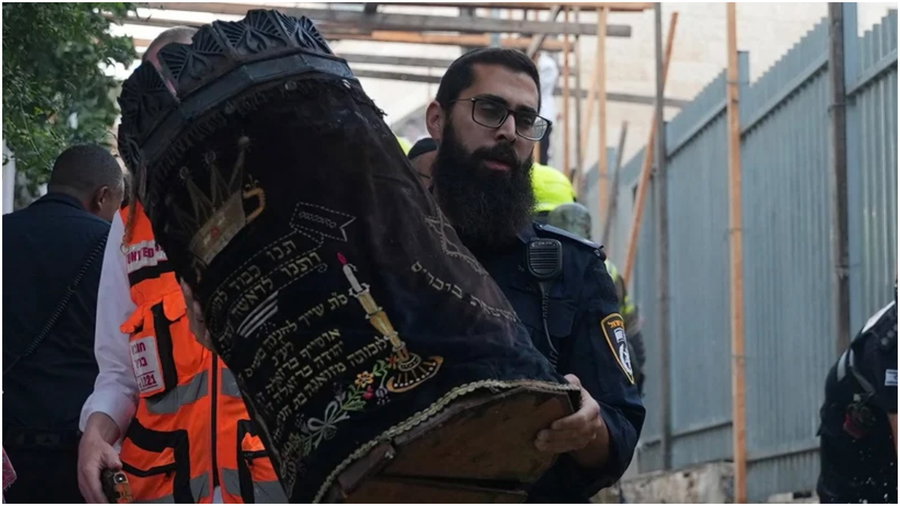 בשריפה המזעזעת במאה שערים: קיצונים בקריאות קשות נגד כוחות חירום