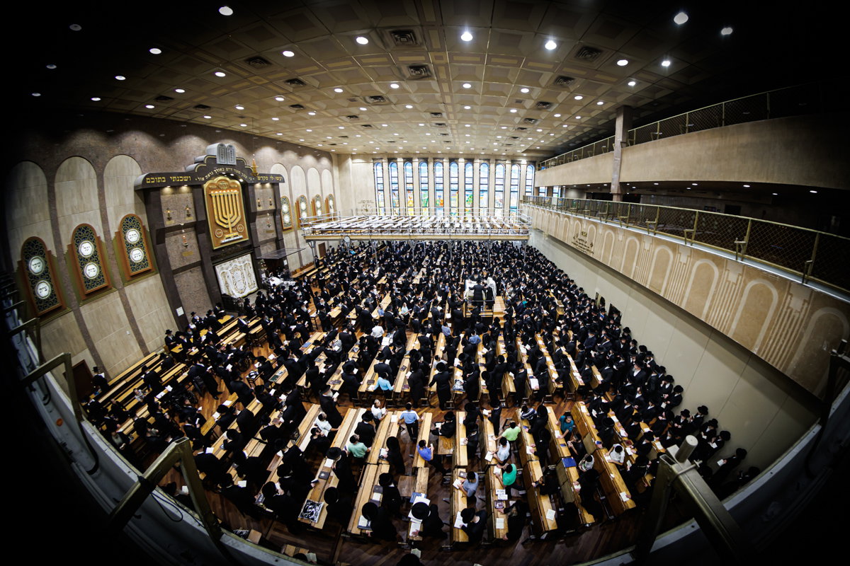 האדמו"ר מבאבוב בקריאת הקורבנות