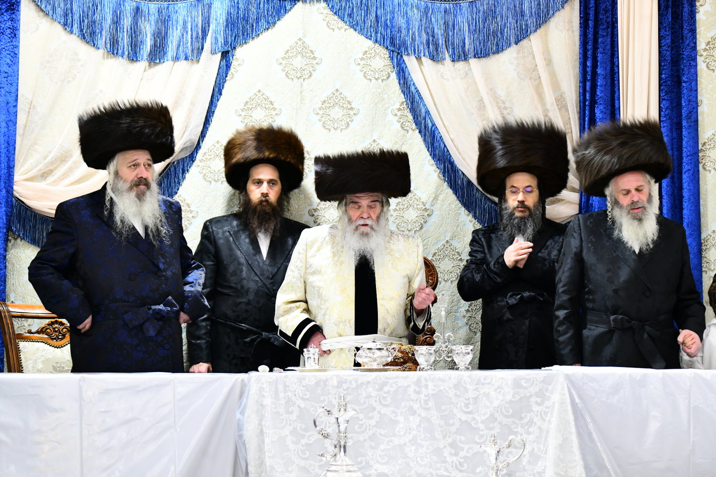 מוצאי יום כיפור בחצה"ק קרעטשניף ירושלים
