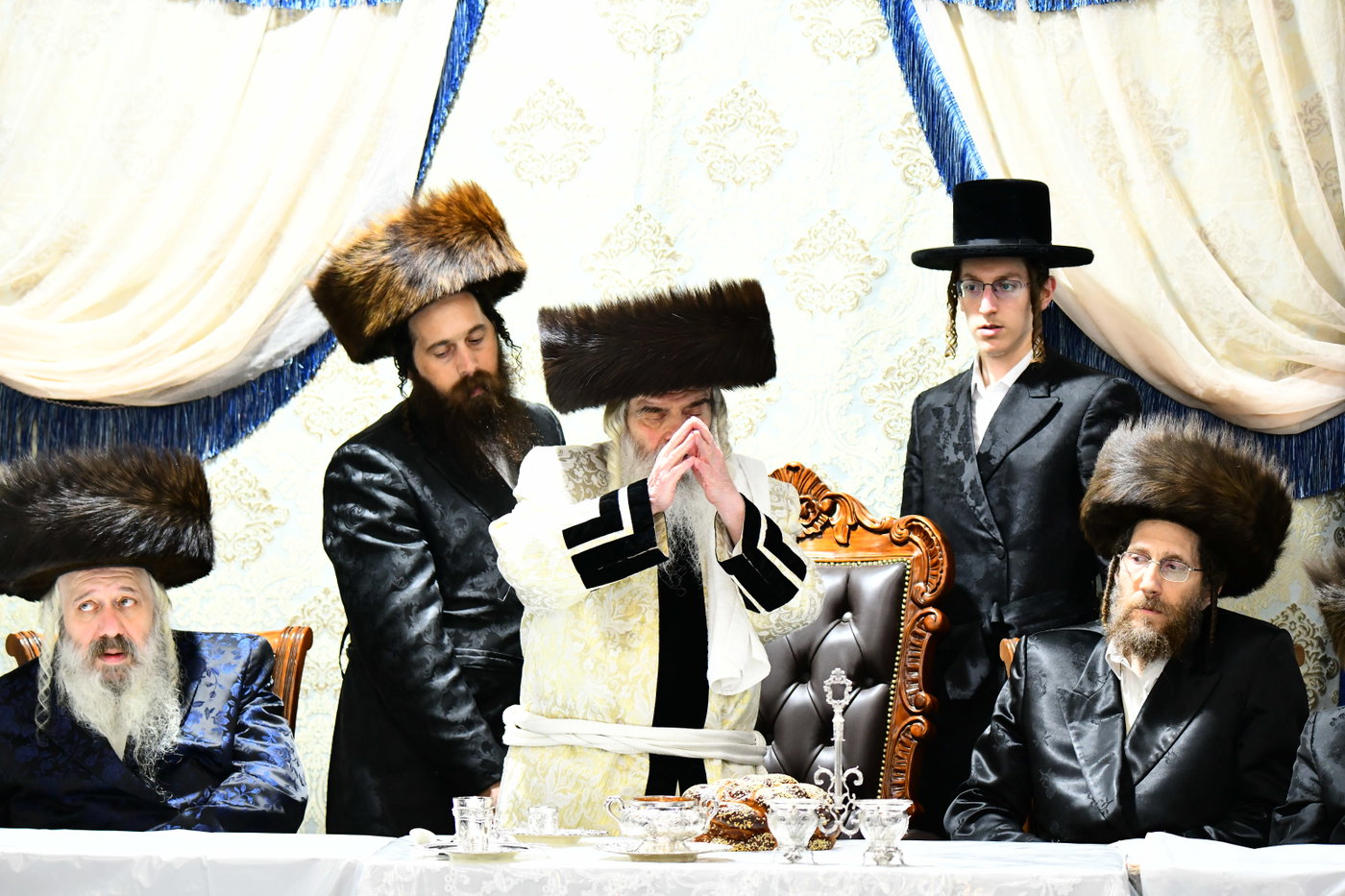 מוצאי יום כיפור בחצה"ק קרעטשניף ירושלים